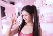 张婧仪粉色皮裙：绽放少女感十足的青春魅力