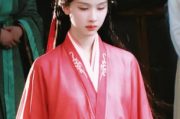 陈都灵红衣飘逸：演绎古典与现代美人