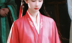 陈都灵红衣飘逸：演绎古典与现代美人
