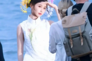 虞书欣海边簪花：邂逅一场优雅温柔的梦幻之约